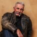 Aaron Tippin assina com 8 Track Entertainment e comemora lendas vivas da indução da aviação