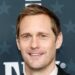 Alexander Skarsgard nega ter se assumido bissexual após fazer comentários sobre experiências ‘passadas’ | Alexandre Skarsgard | Notícias e fofocas sobre celebridades | Entretenimento, fotos e vídeos