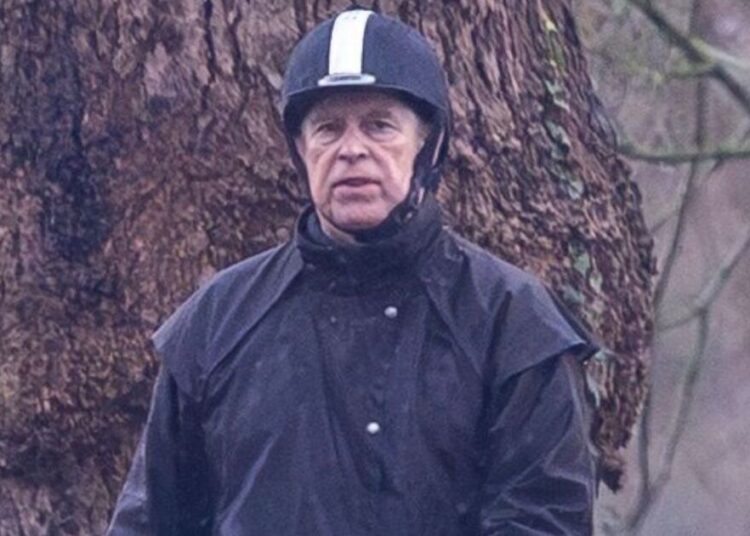 Andrew é visto andando na chuva enquanto surgem detalhes do aluguel do Royal Lodge | Real | Notícias