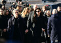 Anne Hathaway, Elizabeth Hurley e Tom Ford entre celebridades do cinema e da moda prestando últimas homenagens no funeral de Valentino em Roma