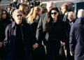 Anne Hathaway entre celebridades do cinema que compareceram ao funeral de Valentino
