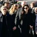 Anne Hathaway entre celebridades do cinema que compareceram ao funeral de Valentino