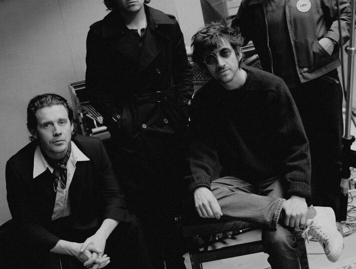 Arctic Monkeys, Olivia Rodrigo, Cameron Winter, Pulp e mais contribuem com novas músicas para 'HELP (2)' do War Child