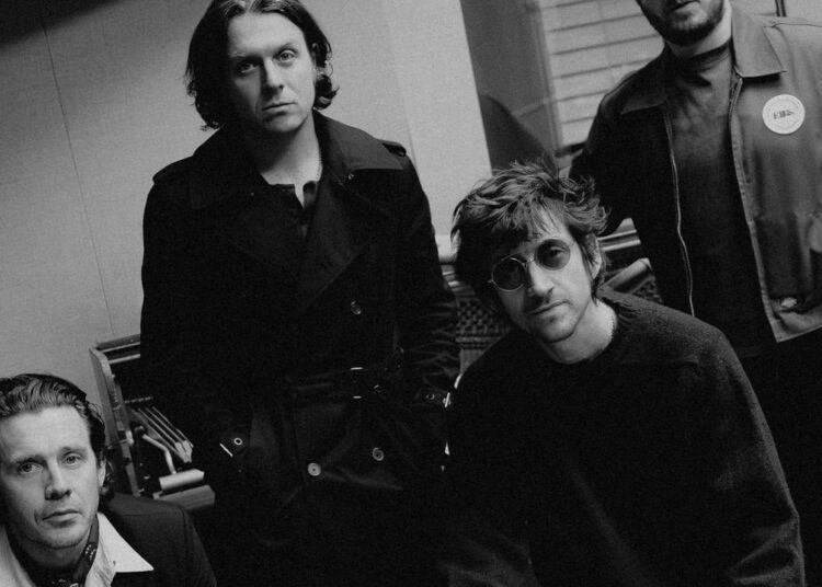 Arctic Monkeys compartilham nova música “Opening Night”