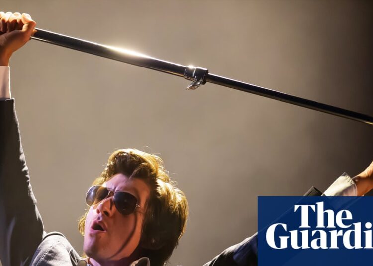 Arctic Monkeys lança primeira música nova desde 2022 para beneficiar War Child | Música