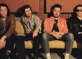 Arctic Monkeys lançará nova música em apoio ao War Child