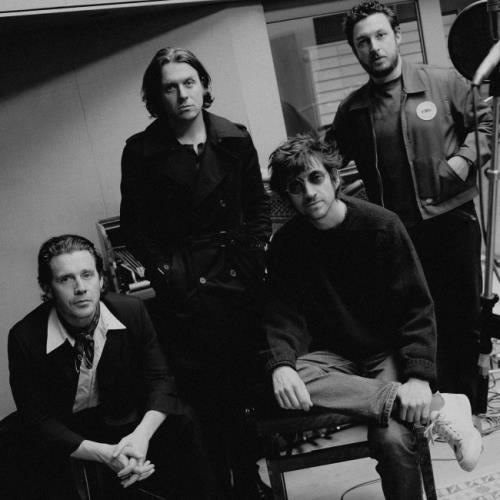 Arctic Monkeys retorna com novo single de caridade War Child Opening Night – Music News