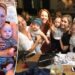 As amigas mães celebridades de Kaley Cuoco comemoram o grupo 'cavalgue ou morra' após as alegações 'tóxicas' de Ashley Tisdale