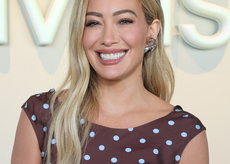 As filhas de Hilary Duff assistem seu show: vídeo