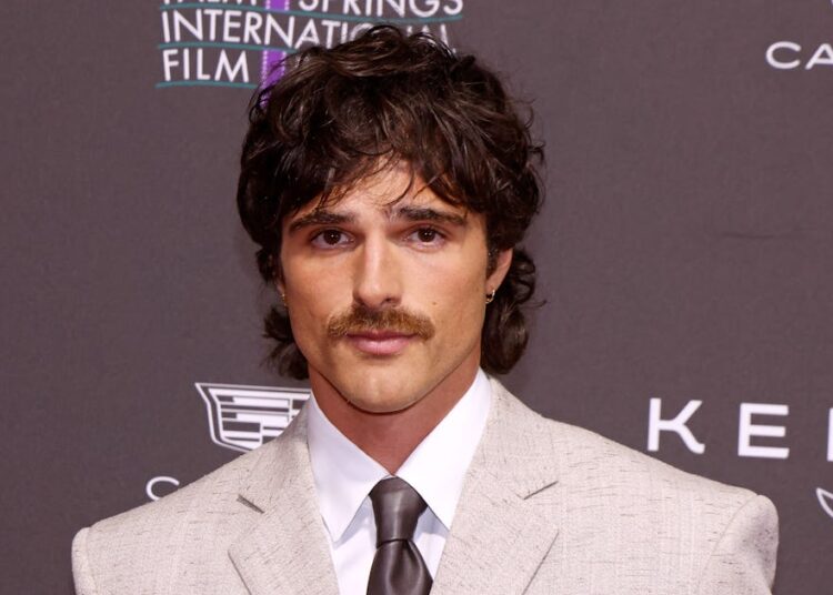 As primeiras paixões de Jacob Elordi foram as gêmeas Olsen, Hilary Duff e Miley Cyrus