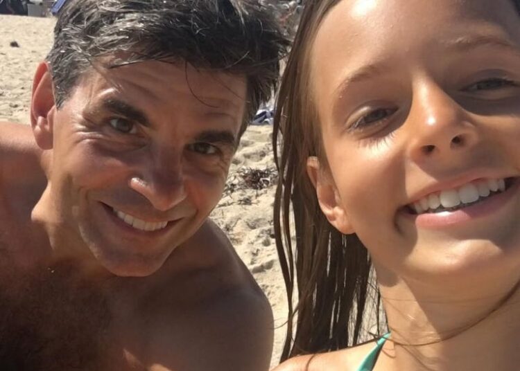 As raras fotos de família na praia de George Stephanopoulos mostram seu lado descontraído