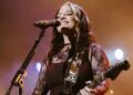 Ashley McBryde chora enquanto provoca sua próxima era musical