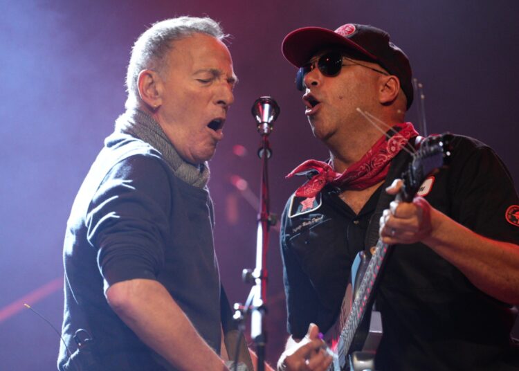 Assista Bruce Springsteen estrear nova música de protesto anti-ICE com aparição surpresa no show beneficente de Tom Morello em Minneapolis