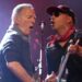 Assista Bruce Springsteen estrear nova música de protesto anti-ICE com aparição surpresa no show beneficente de Tom Morello em Minneapolis