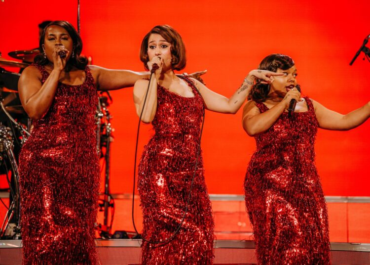 Assista RAYE estrear novas músicas de 'This Music May Contain Hope' ao iniciar a turnê de 2026 na Polônia