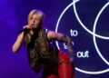 Assista Robyn apresentar o novo single ‘Sexistential’ em ‘Colbert’