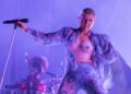 Assista Robyn estrear novas músicas 'Talk To Me' e 'Sexistential' no show de Ano Novo no Brooklyn