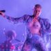 Assista Robyn estrear novas músicas 'Talk To Me' e 'Sexistential' no show de Ano Novo no Brooklyn