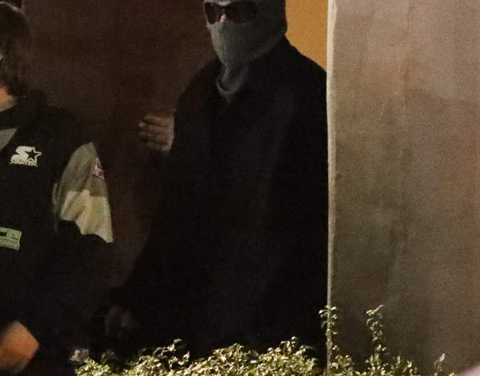 Bad Bunny é visto em público com a cabeça coberta em Los Angeles