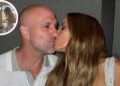 Bec Judd zomba da 'barriguinha de bebê' durante a fuga do verão vitoriano