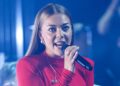 Becky Hill limpa sua página do TikTok e provoca a nova música ‘Hands On Me’