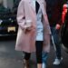 Bella Hadid é a última estrela a amarrar o lenço do jeito Hitchcock