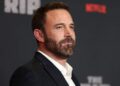 Ben Affleck tira a roupa e exibe seu corpo sexy em novo filme