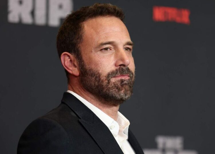 Ben Affleck tira a roupa e exibe seu corpo sexy em novo filme