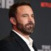 Ben Affleck tira a roupa e exibe seu corpo sexy em novo filme
