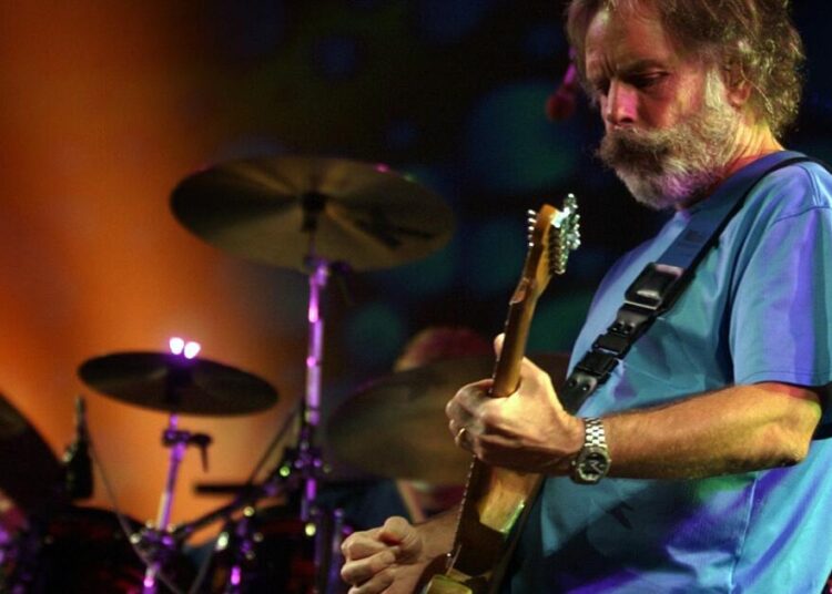 Bob Weir, membro fundador do Grateful Dead, morre aos 78 anos