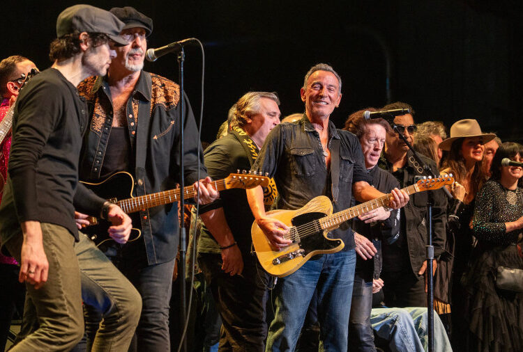 Bruce Springsteen dedica música a Renee Good e critica a repressão aos imigrantes em apresentação em Nova Jersey