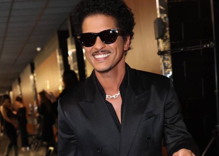 Bruno Mars confirma novo álbum ‘The Romantic’ e divulga data de lançamento
