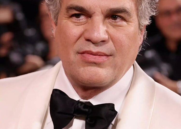 Mark Ruffalo usou um distintivo de protesto no Globo de Ouro (John Shearer/WireImage)