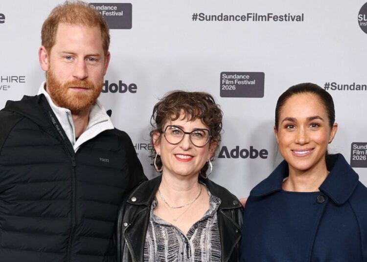 Casaco Hobbs que se parece tanto com o de Meghan Markle tem desconto de £ 120 | Real | Notícias