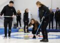 Catherine e William curtem curling em Stirling