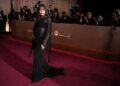 Celebridades adotam o glamour negro e antigo de Hollywood no tapete vermelho do Globo de Ouro