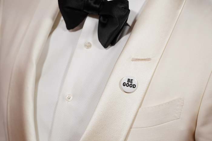 Celebridades usam broches protestando contra o ICE no tapete vermelho do Globo de Ouro
