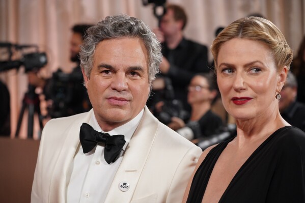 Celebridades usam distintivos anti-ICE no Globo de Ouro