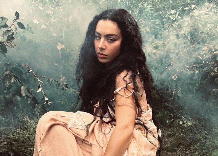 Charli xcx lança nova música de Wuthering Heights, “Wall Of Sound”