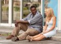 Co-estrela de Sandra Bullock em Blind Side 'lutando por sua vida' após queda de terror