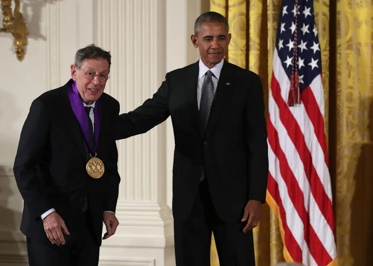 Compositor Philip Glass retira estreia do Kennedy Center