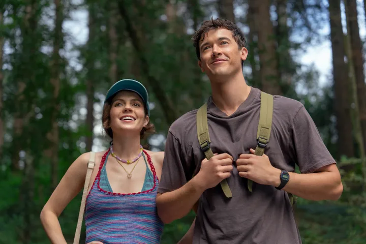 Crítica de 'Pessoas que conhecemos nas férias': o filme da Netflix é uma grande decepção