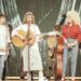 Linda Ronstadt (esquerda), Emmylou Harris e Dolly Parton (direita)