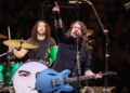 Dave Grohl diz que Foo Fighters terminou seu novo álbum “outro dia”