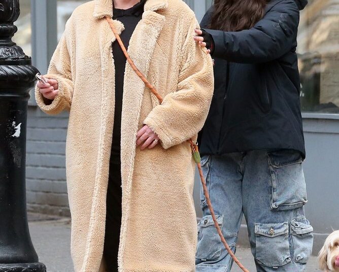 Deborra-Lee Furness parece abatida quando vista pela primeira vez depois que surgiram relatos do noivado de Hugh Jackman