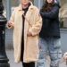Deborra-Lee Furness parece abatida quando vista pela primeira vez depois que surgiram relatos do noivado de Hugh Jackman