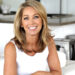 Denise Austin exibe um físico eterno no mesmo maiô branco com 36 anos de diferença