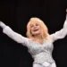Dolly Parton comemora 80 anos com novos lançamentos musicais e apoio beneficente