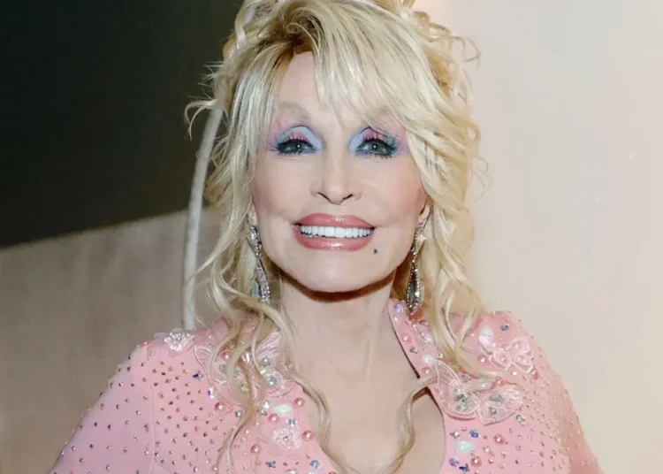 Dolly Parton completa 80 anos: homenagens de aniversário, dia de Dolly Parton e nova música que reformula um clássico