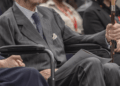 Duque de Kent faz rara aparição pública enquanto participa do Evento Memorial do Holocausto